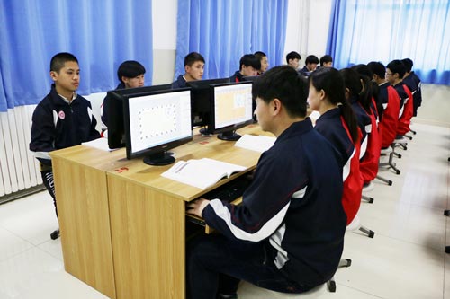 河北商贸学校学生计算机网页设计实训